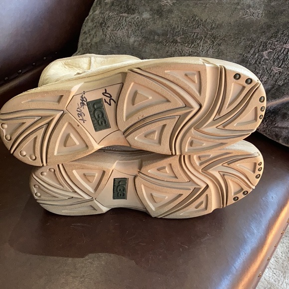 COPY - Ugg boots - Picture 2 of 5